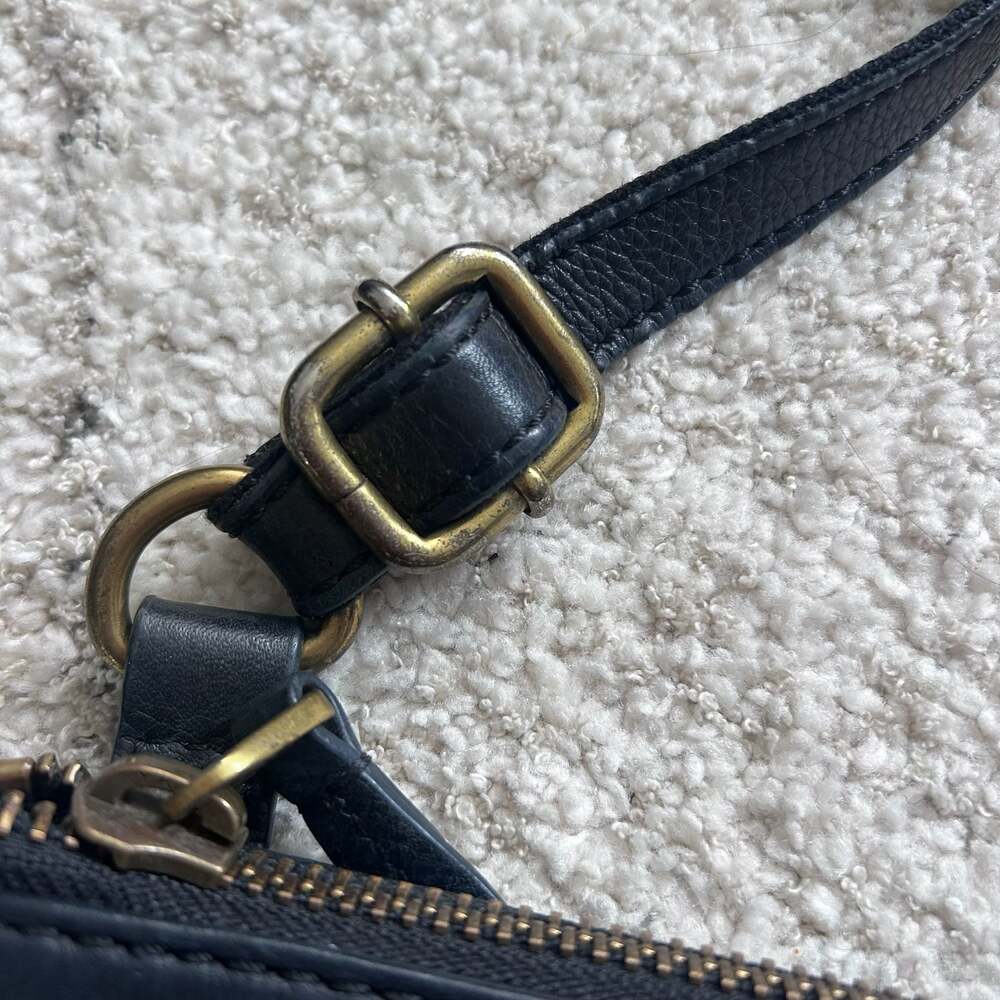 Fossil Black Leather Crossbody Bag with Front Pocket - Picture 3 of 8
